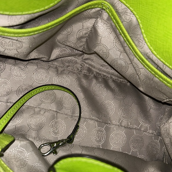 GREEN MICHAEL KORS PURSE GENTLY USED WITH SILVER CHAIN, KEY AND LOCK - Picture 6 of 14